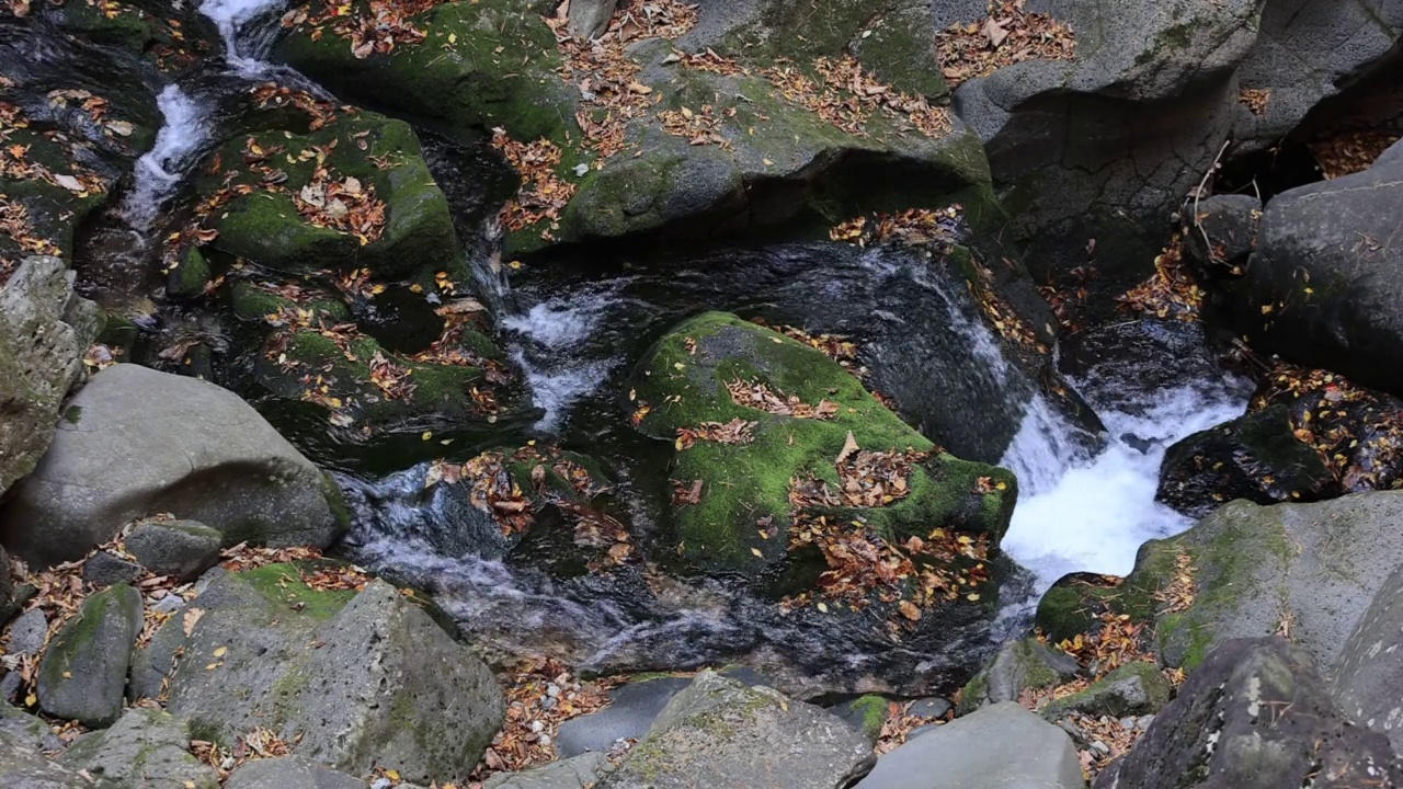 韩国京畿道抱川市Bidulginangpokpo瀑布附近的秋天和山谷风景视频素材