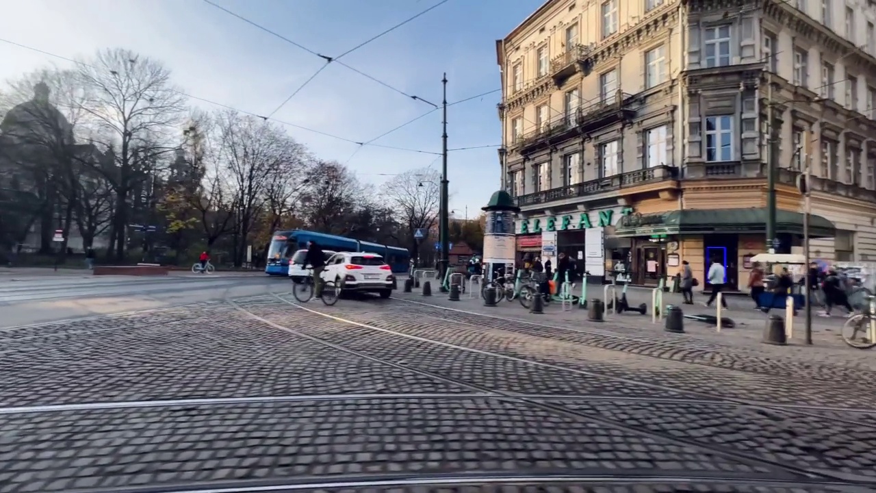 路过的电车，窗外的景色视频素材