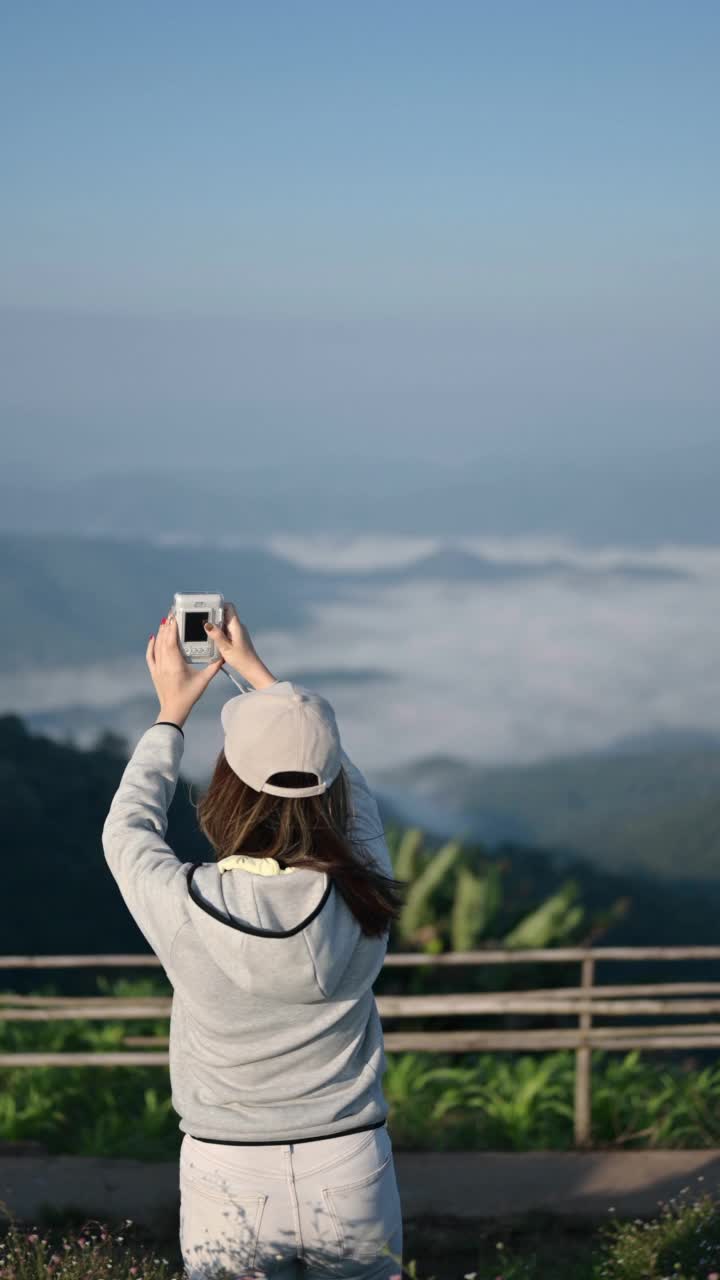 现代女性使用即时相机和胶卷拍摄日出在自然风景在泰国清迈monjam视频素材