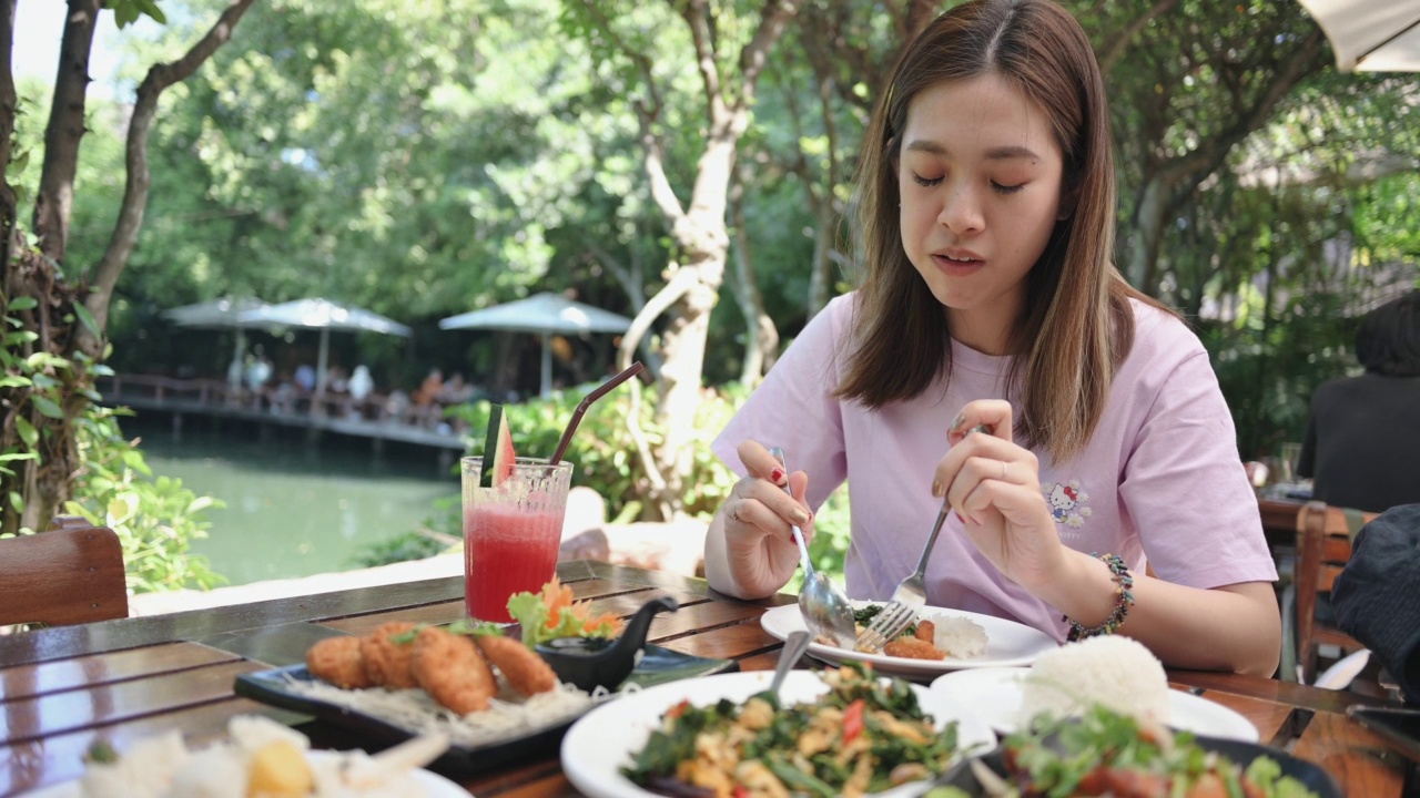 年轻快乐的亚洲女性在餐厅吃早午餐视频素材