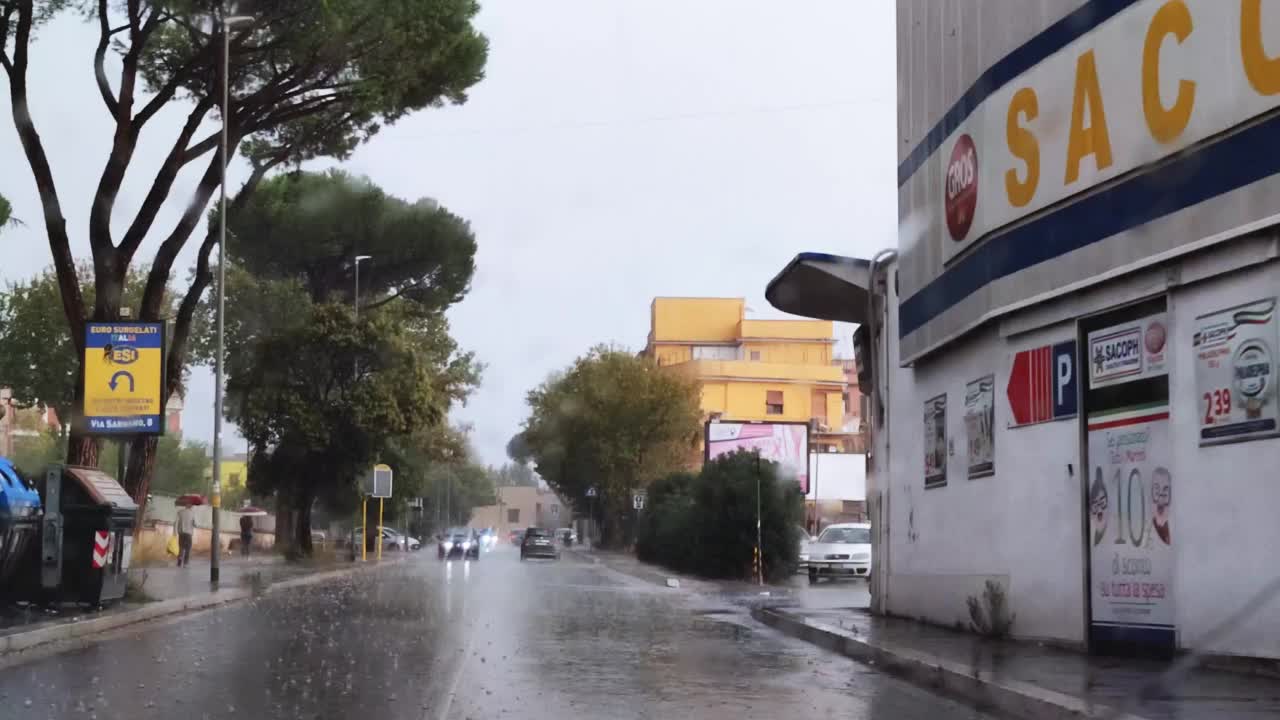 意大利罗马，10月10日。2022. 在大雨中开车，透过车窗看马路交通。雨中从汽车挡风玻璃看交通情况。雨中驾车视频素材