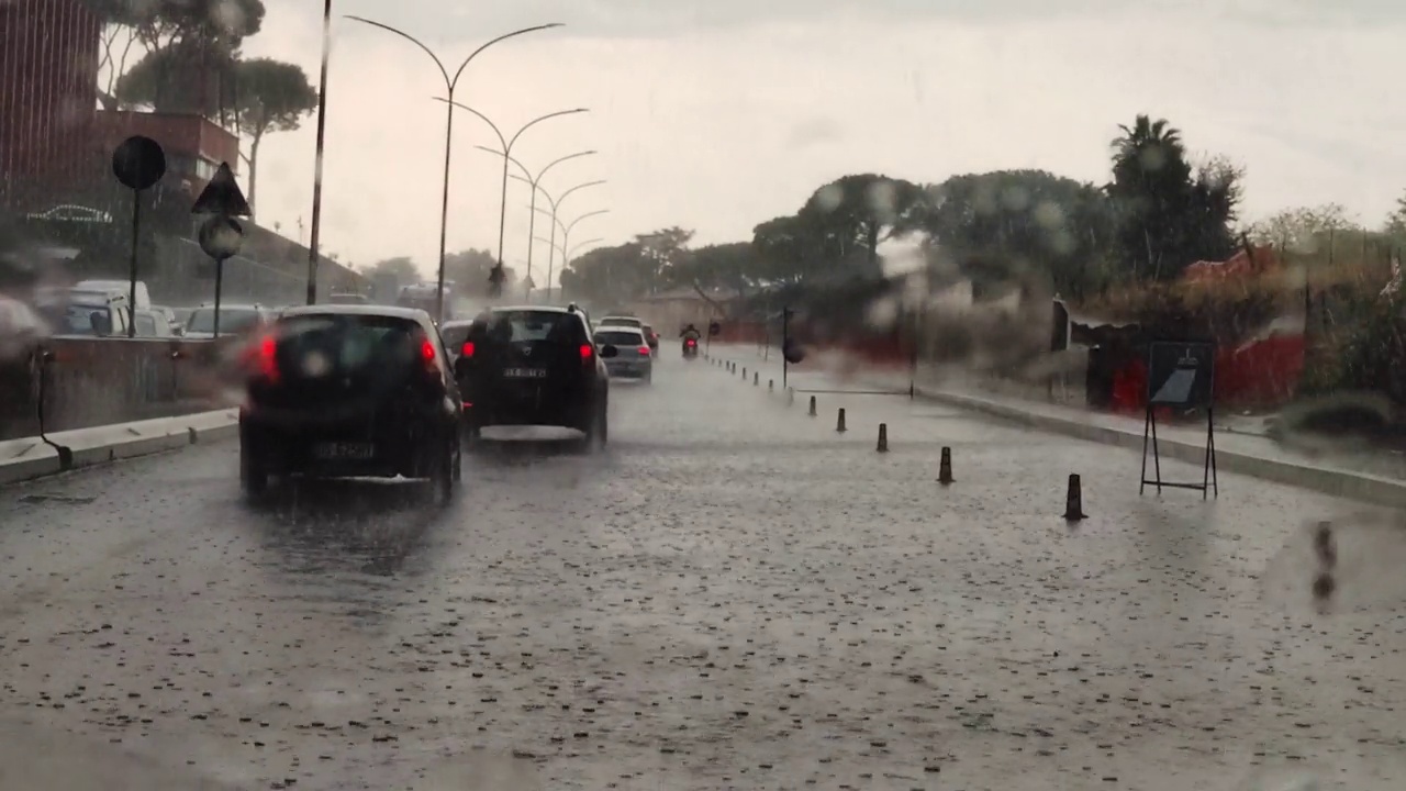 意大利罗马，10月10日。2022. 在大雨中开车，透过车窗看马路交通。雨中从汽车挡风玻璃看交通情况。雨中驾车视频素材