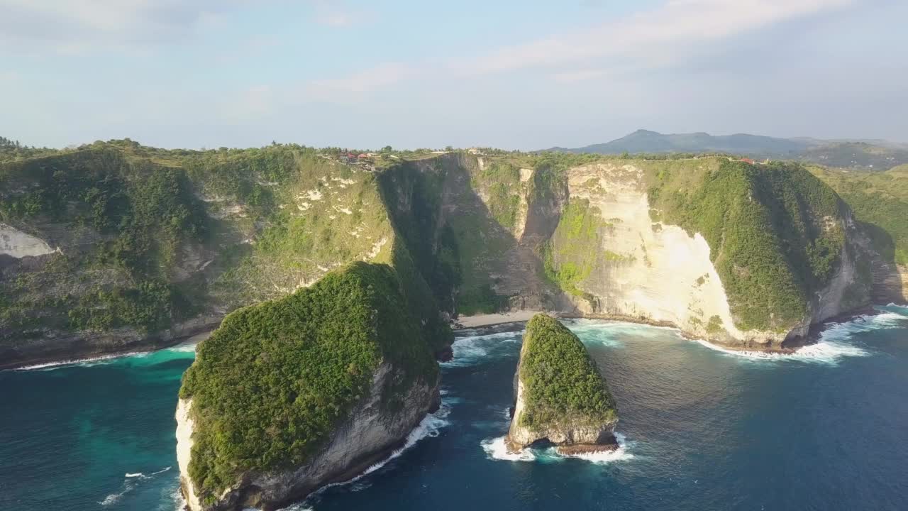 引人注目的无人机拍摄的著名的科林金海滩，霸王龙海滩，在印度尼西亚巴厘岛的努沙佩尼达。它以惊人的悬崖而闻名。拍摄旋转运动。视频素材