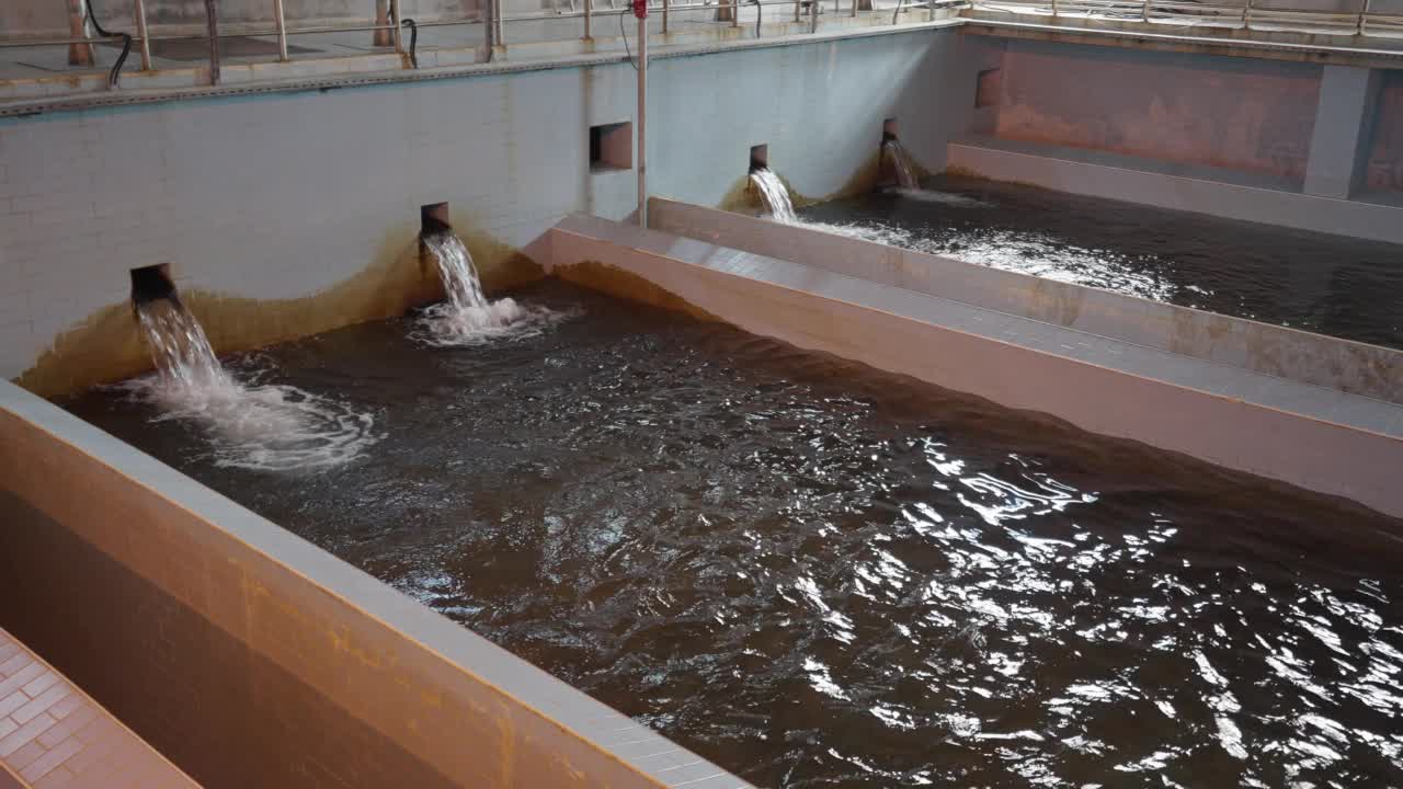 水处理厂，水流入水池视频素材