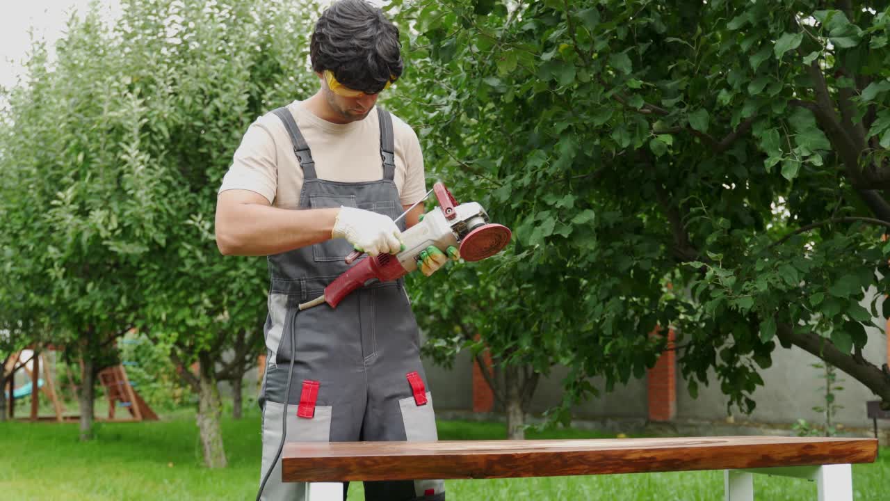 年轻的建筑工人在后院修理磨床视频素材