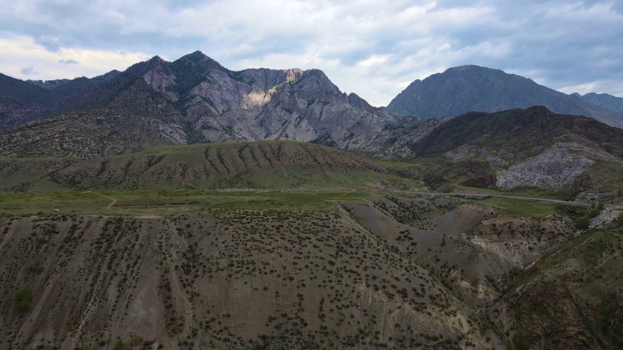 航拍:阿尔泰山脉的夏季山景视频素材