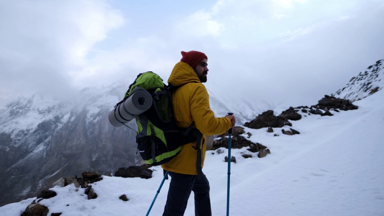 冬天背着背包在山上徒步旅行的人视频素材