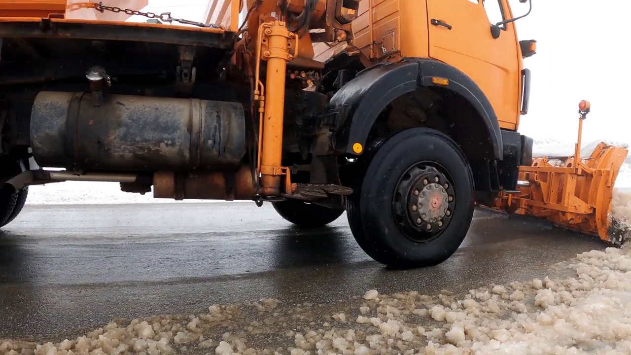 扫雪机正在清理山路上的积雪。视频素材