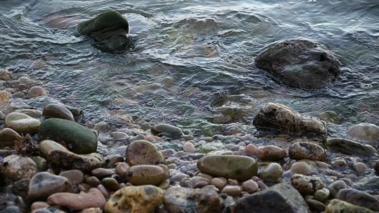 海浪拍打着岩石海滩视频下载