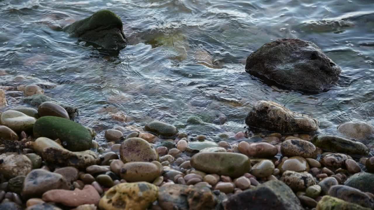 海浪拍打着岩石海滩视频下载