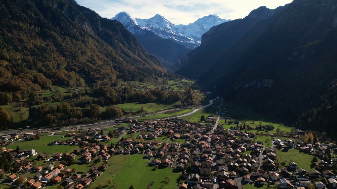 Wilderswil drone shot with Eiger, Mönch, Jungfrau and train passing - Aerial 4K视频素材