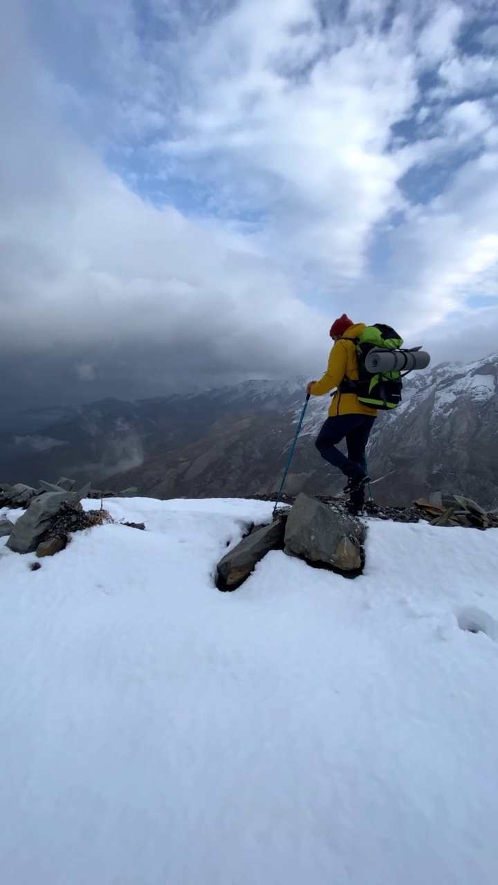 冬天背着背包在山上徒步旅行的人视频素材