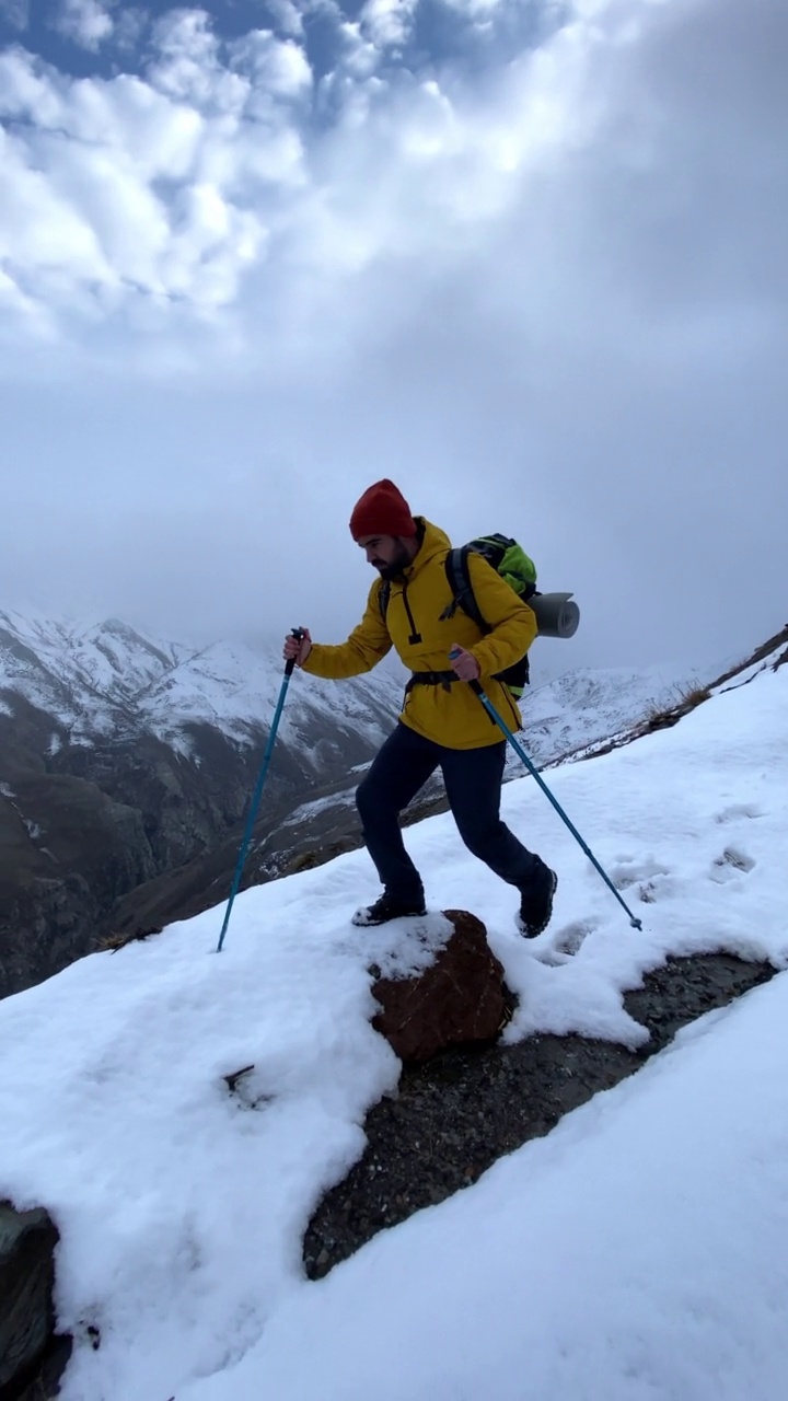 冬天背着背包在山上徒步旅行的人视频素材