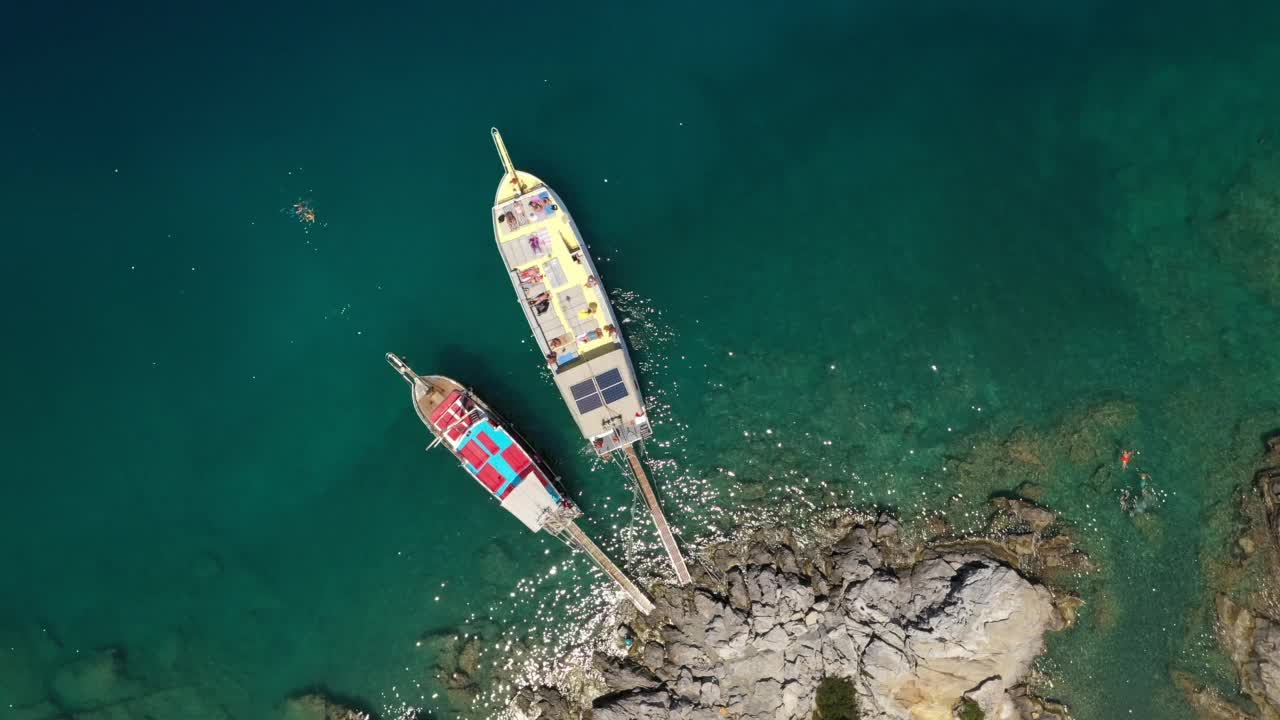 地中海海景与蓝绿色的水和岩石海岸的鸟瞰图。两艘旅游游船。视频素材