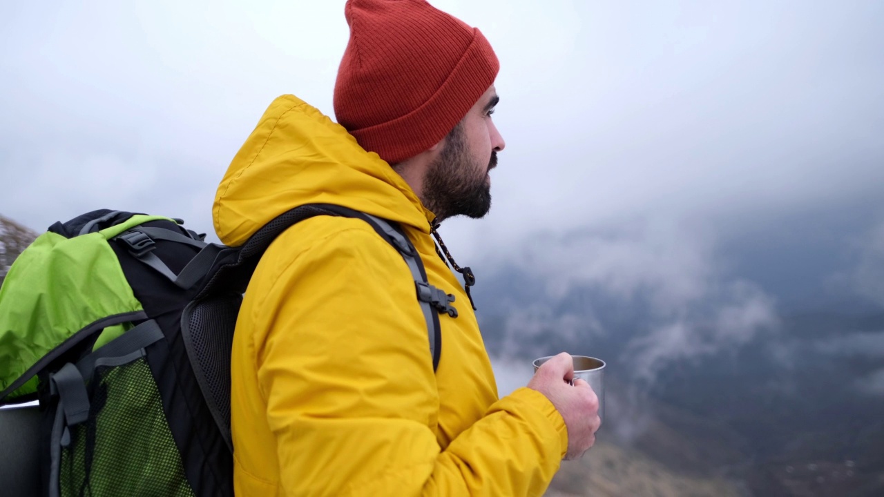 冬天背着背包在山上徒步旅行的人视频素材