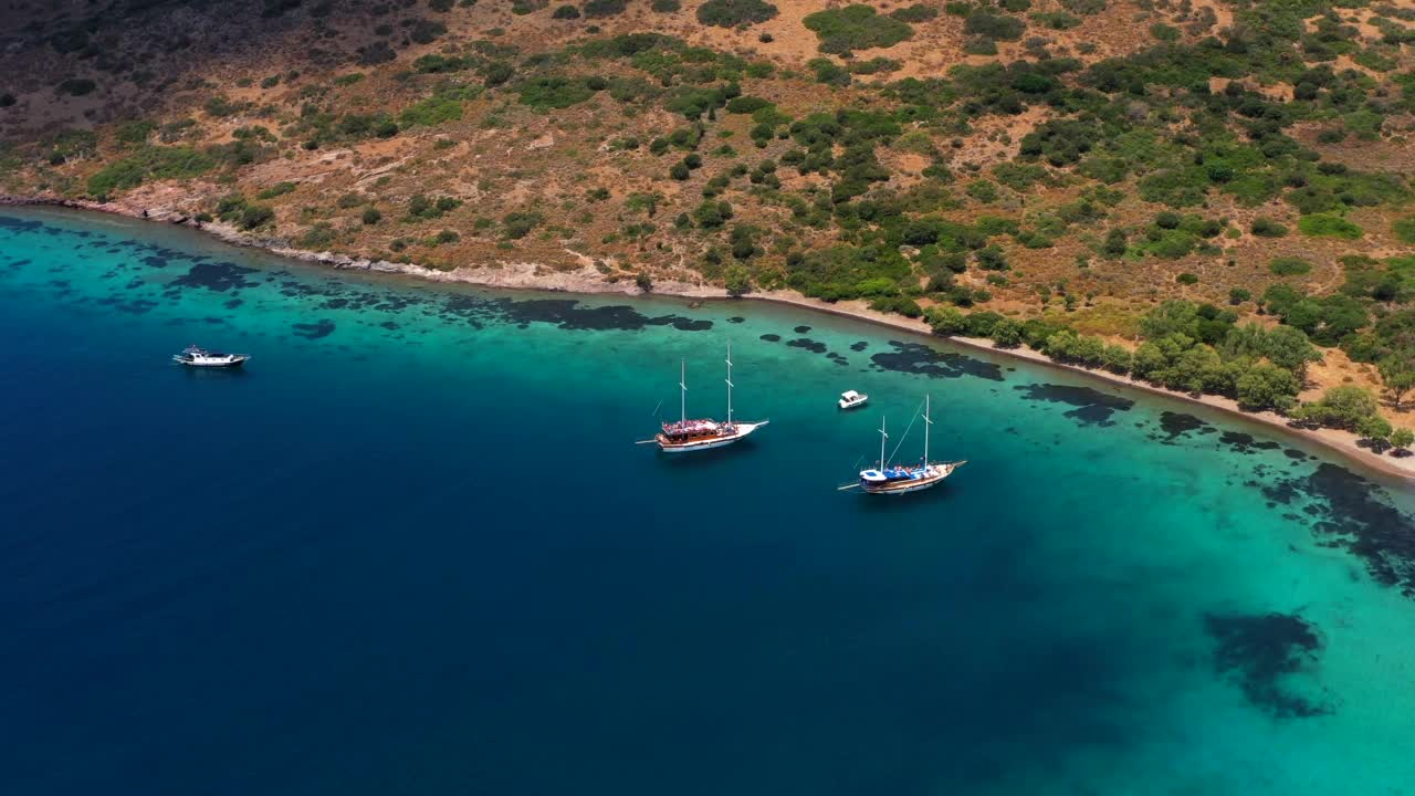 空中地中海景观与船，游艇，蓝绿色的清水和海湾海岸线视频素材