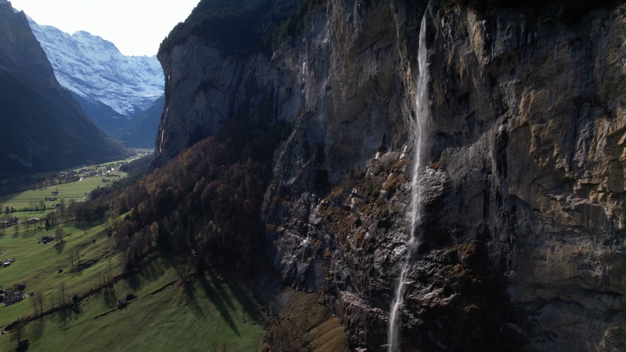 教堂和瀑布长方法在Lauterbrunnen -空中4K视频素材