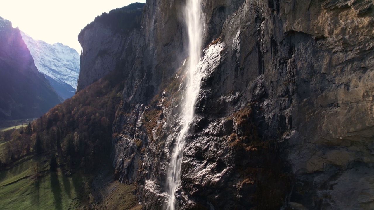 Lauterbrunnen降落真近近，长途旅行-高空4K视频素材