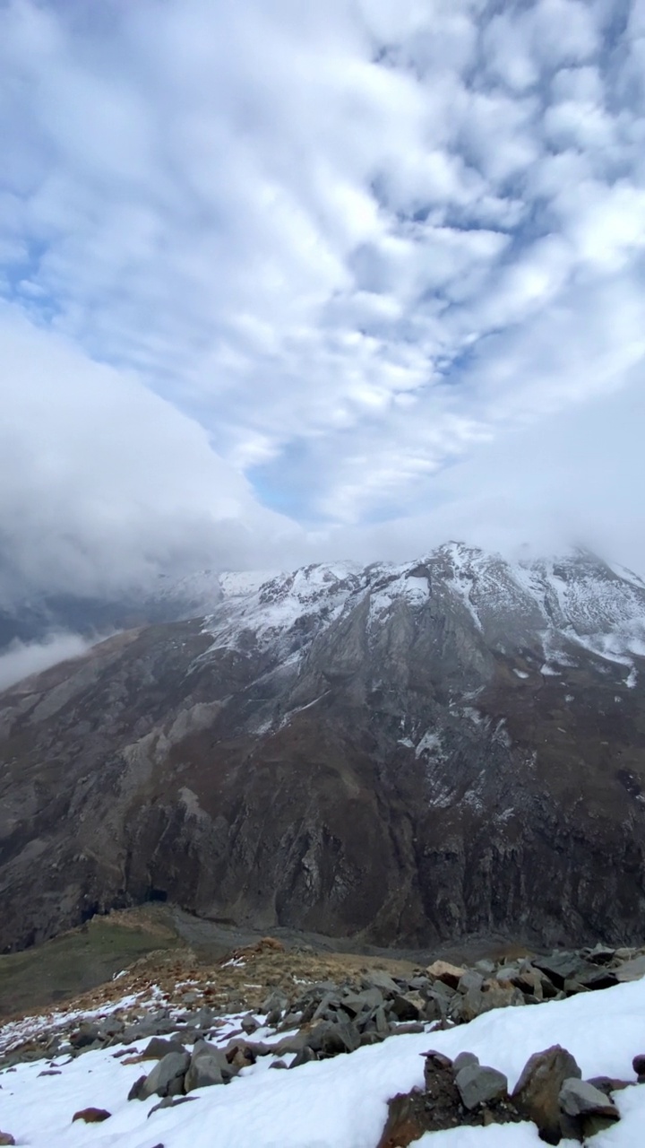 冬天背着背包在山上徒步旅行的人视频素材