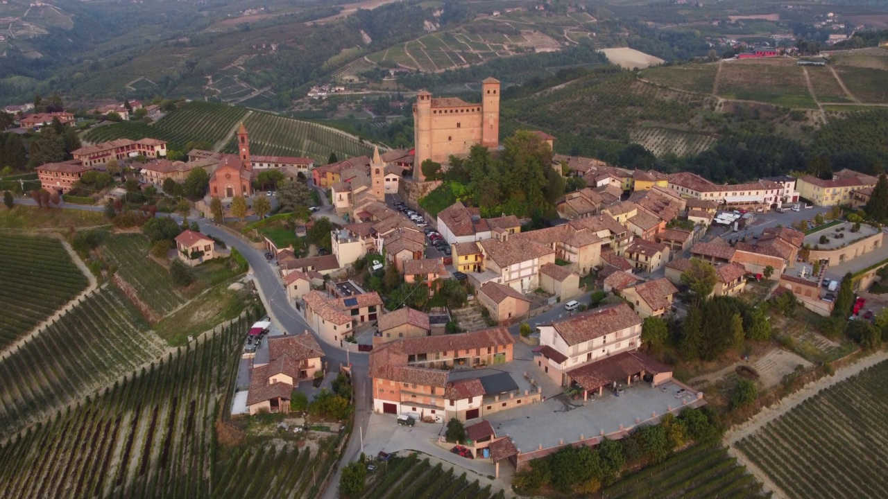 Serralunga d’alba小镇和葡萄园，位于意大利皮埃蒙特的朗赫视频素材