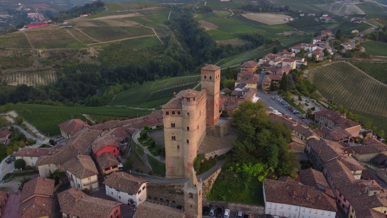 Serralunga d’alba小镇和葡萄园，位于意大利皮埃蒙特的朗赫视频素材