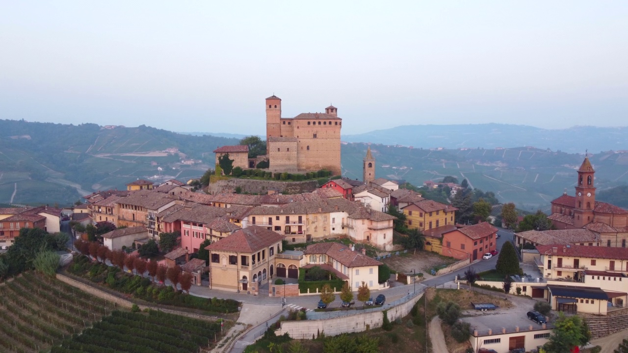 Serralunga d’alba小镇和葡萄园，位于意大利皮埃蒙特的朗赫视频素材