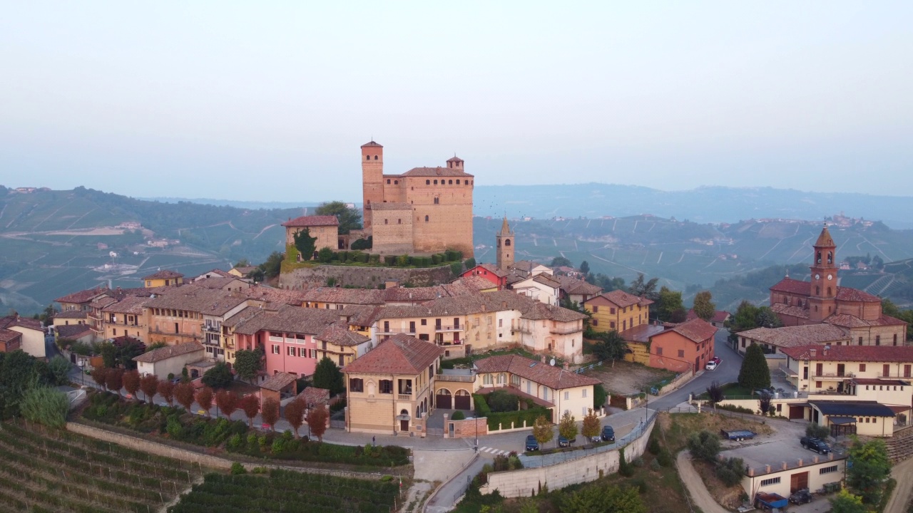 Serralunga d’alba小镇和葡萄园，位于意大利皮埃蒙特的朗赫视频素材