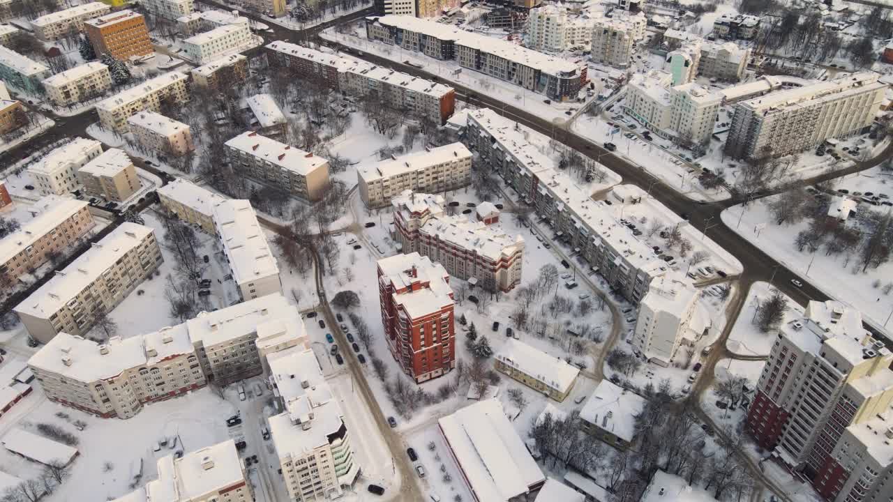 冬季城市睡眠区鸟瞰图，一切都被雪覆盖视频素材