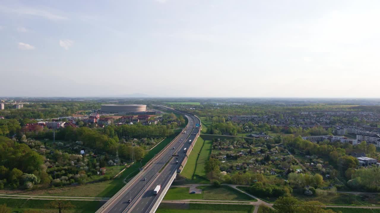 高速公路上行驶的汽车，鸟瞰。视频素材