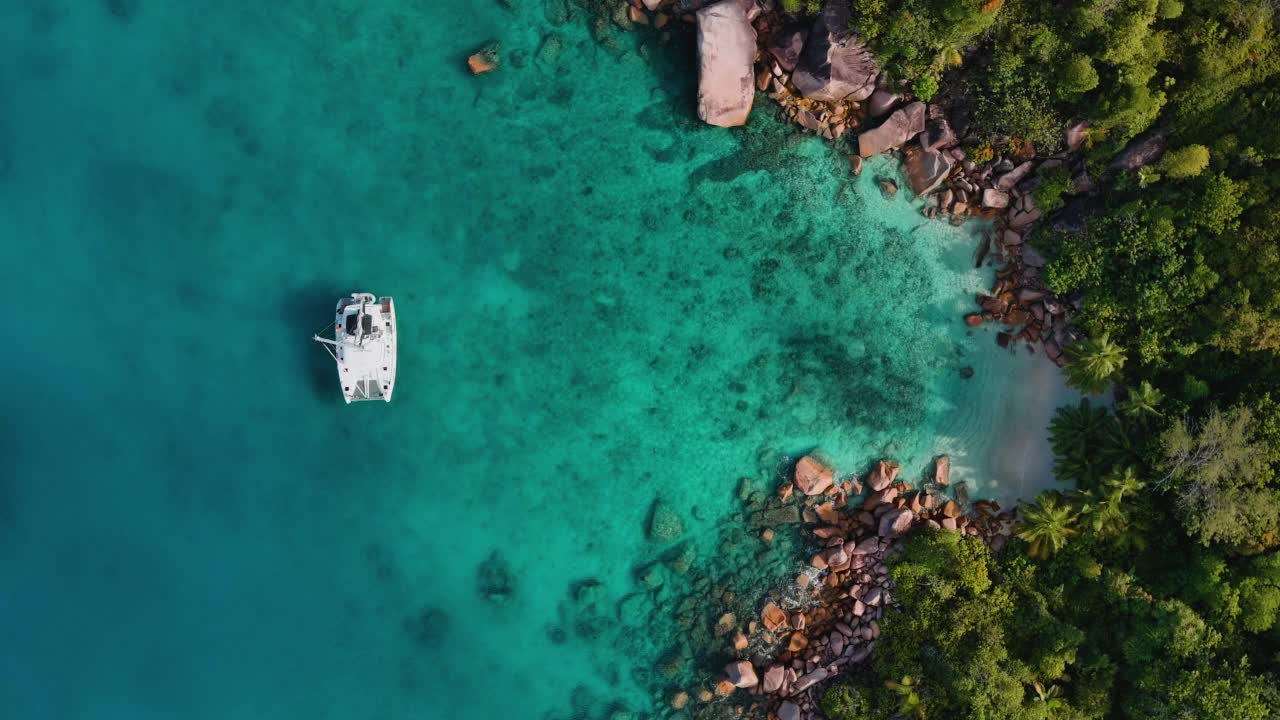 直直的空中圆形视图的双体船锚在宏伟的Anse拉齐奥海滩与它的蔚蓝色的水，塞舌尔普拉林视频素材