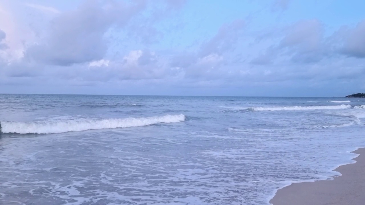 海浪拍打着沙滩。在深夜视频下载