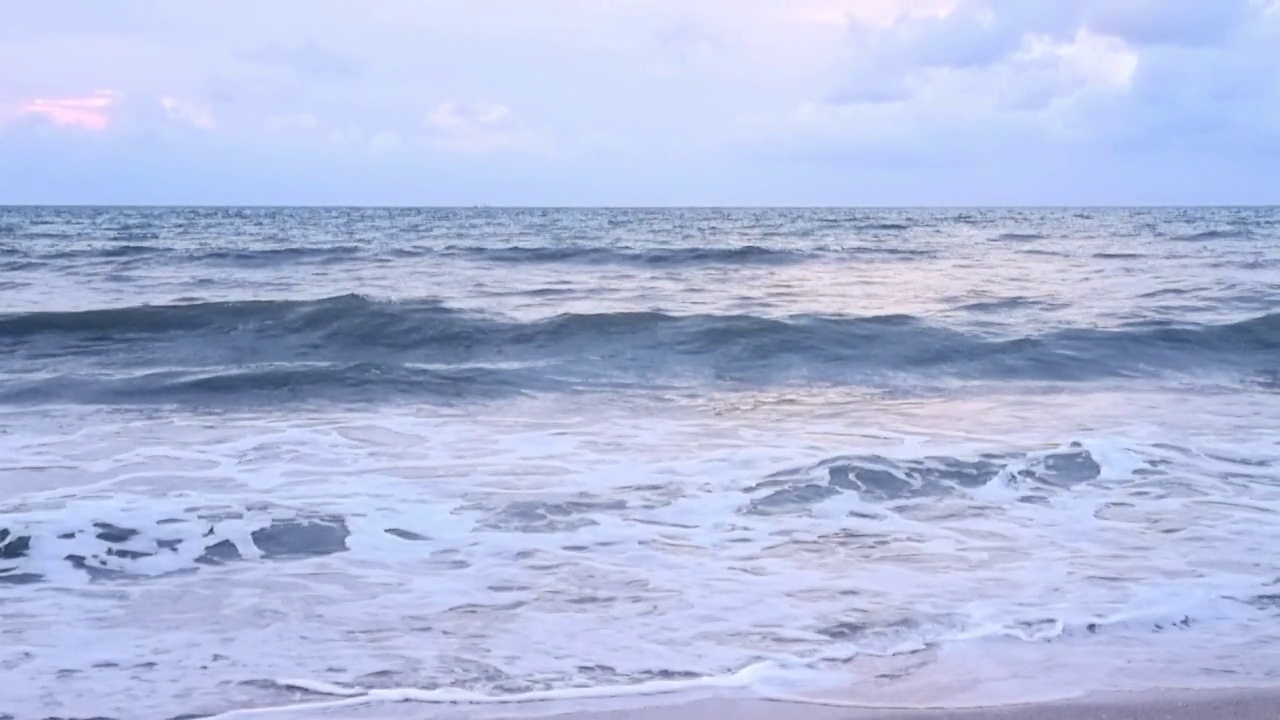 海浪拍打着沙滩。在深夜视频下载