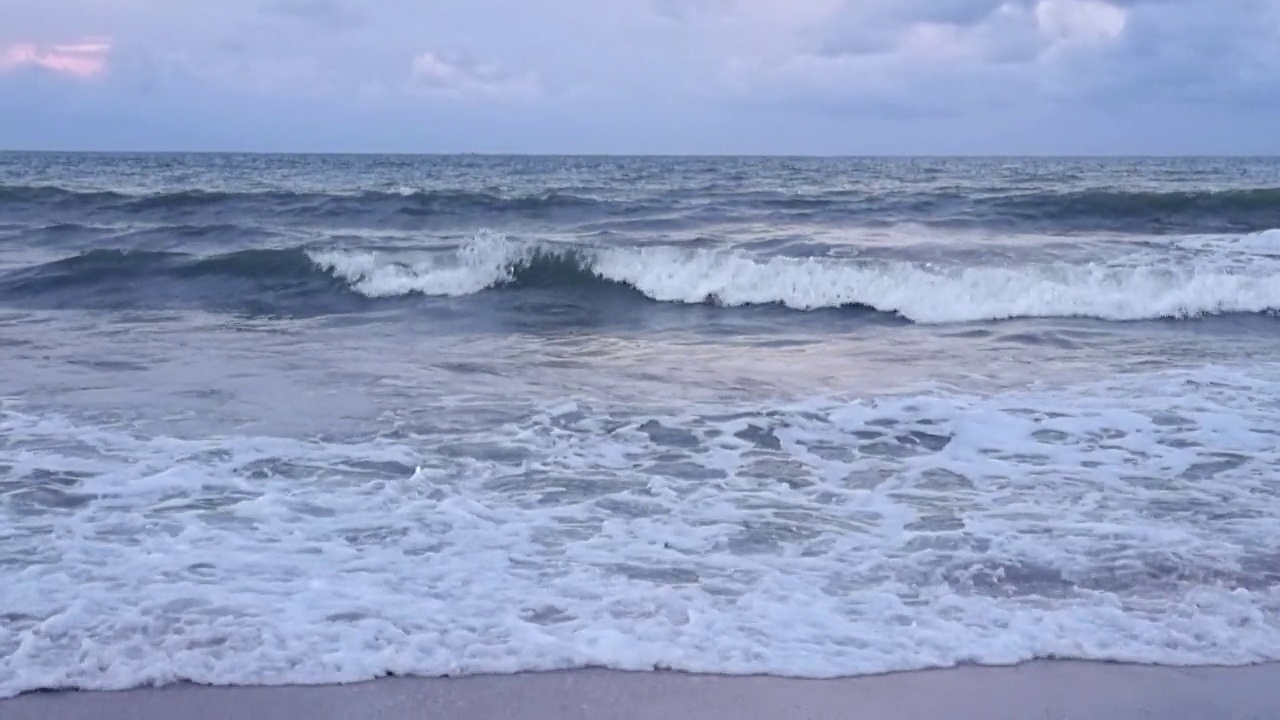 海浪拍打着沙滩。在深夜视频下载