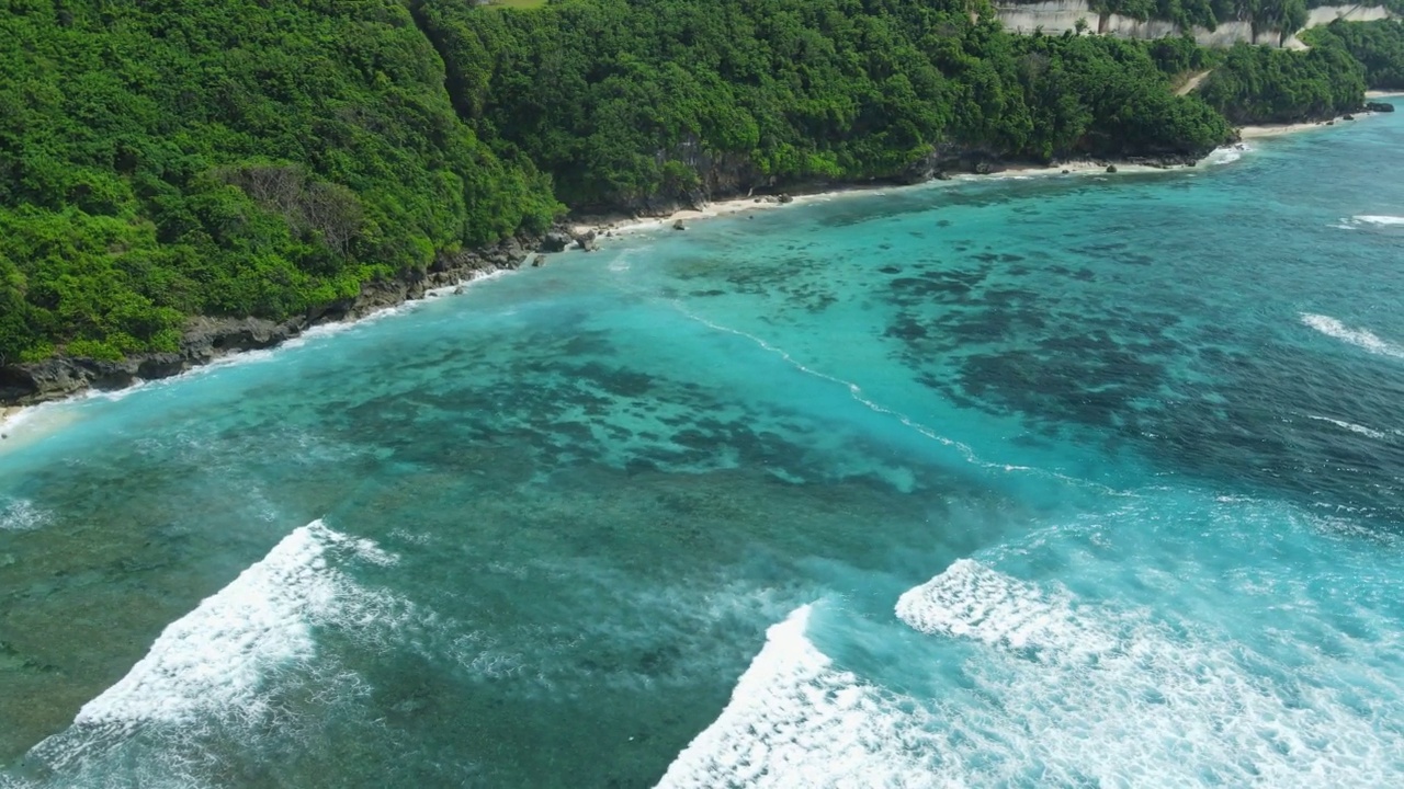 美丽的海岸线，绿松石色的热带海洋和巴厘岛强大的洋流。鸟瞰图视频素材