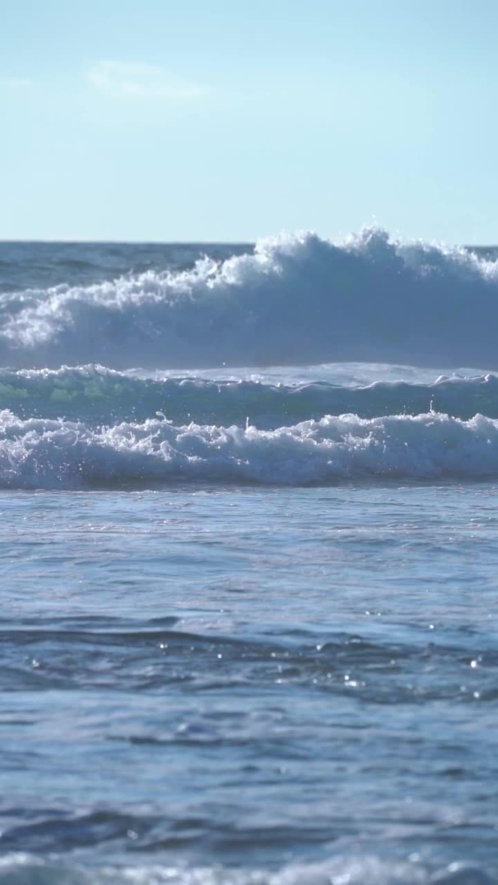 太平洋背景中，海浪拍打着海滩的海岸视频素材