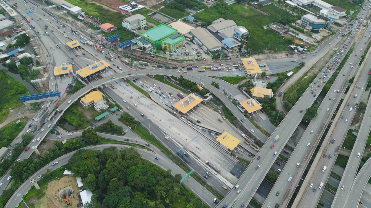 在高速公路或高速公路上行驶的汽车鸟瞰图。立交桥、街道、道路连接网络的建筑概念。前视图。泰国曼谷的城市。视频素材