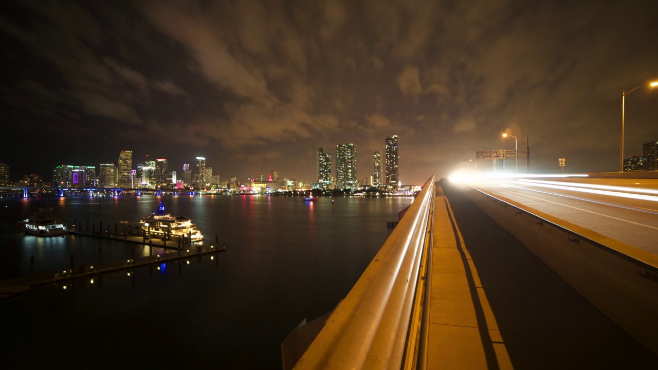 夜晚封锁了耀眼的城市天际线和高速公路——佛罗里达州的迈阿密视频素材