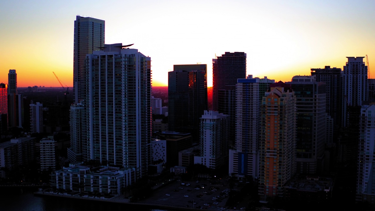 空中拍摄的现代住宅建筑在橙色的天空-迈阿密，佛罗里达州视频素材