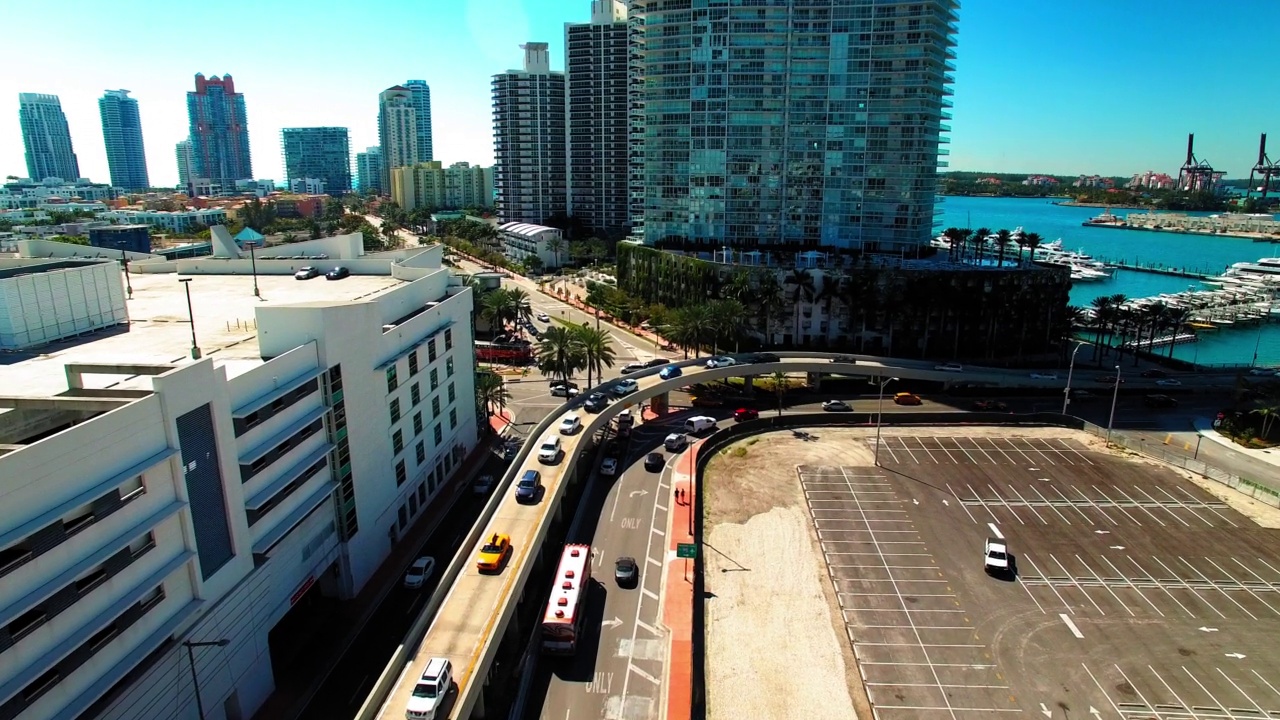 空中向前拍摄的车辆在道路上移动在城市的停车场在港口在阳光灿烂的日子-迈阿密，佛罗里达州视频素材