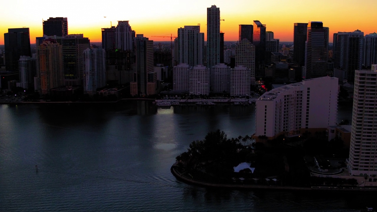 空中倾斜拍摄的现代住宅建筑，在夕阳下的橘色天空下，海浪荡漾着——迈阿密，佛罗里达州视频素材