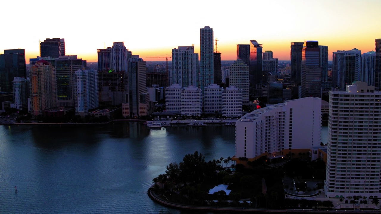 空中封锁拍摄的现代摩天大楼在橙色晴空的海滨城市-迈阿密，佛罗里达州视频素材