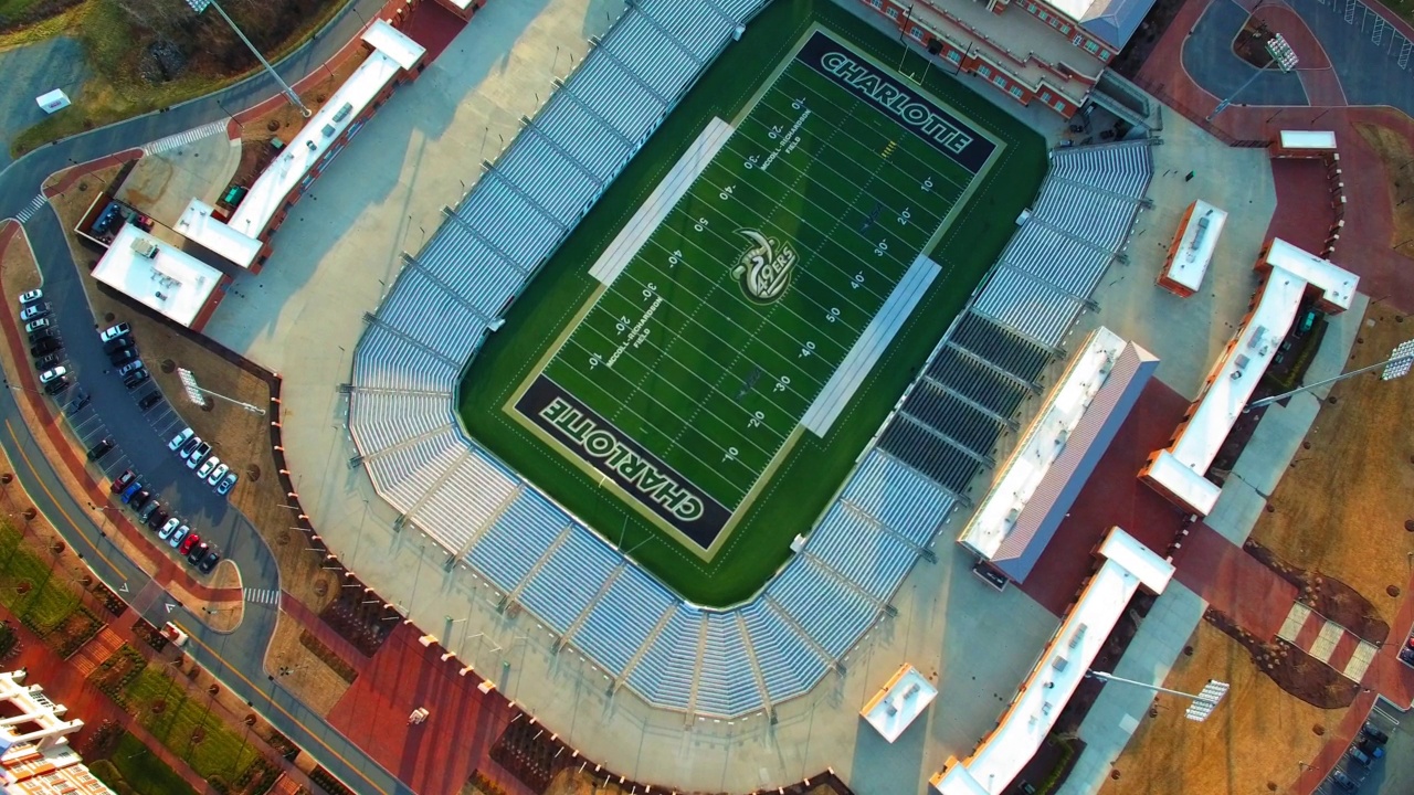 Aerial Tilt Down Shot Of MccollÐRichardson Field By University Buildings In Residential City - Charlotte, North Carolina视频素材