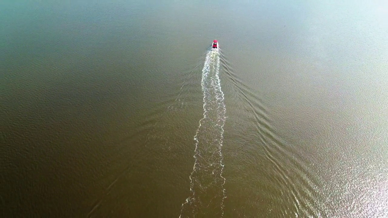 空中倾斜拍摄的船舶在海上移动的城市-代托纳海滩，佛罗里达州视频素材