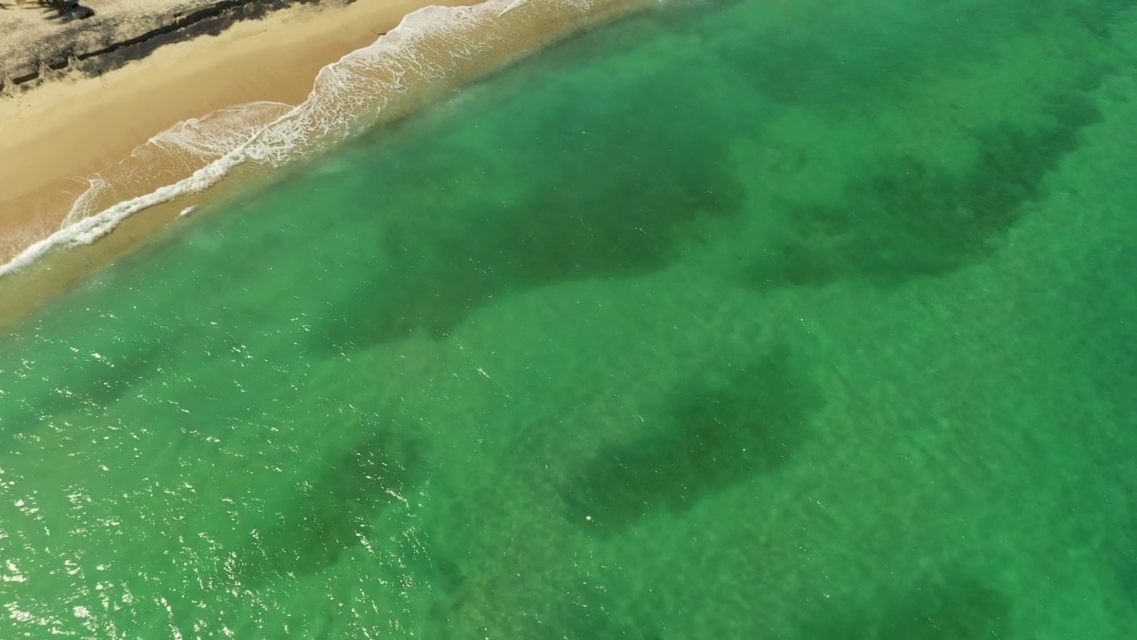 海滩上的海上海岸线的航拍风景，无人机在阳光灿烂的日子飞越蓝绿色的水面-墨西哥的下加利福尼亚视频素材