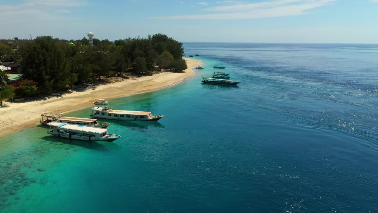 空中拍摄:停泊在海滩的船只-巴厘岛，Gili Trawangan视频素材