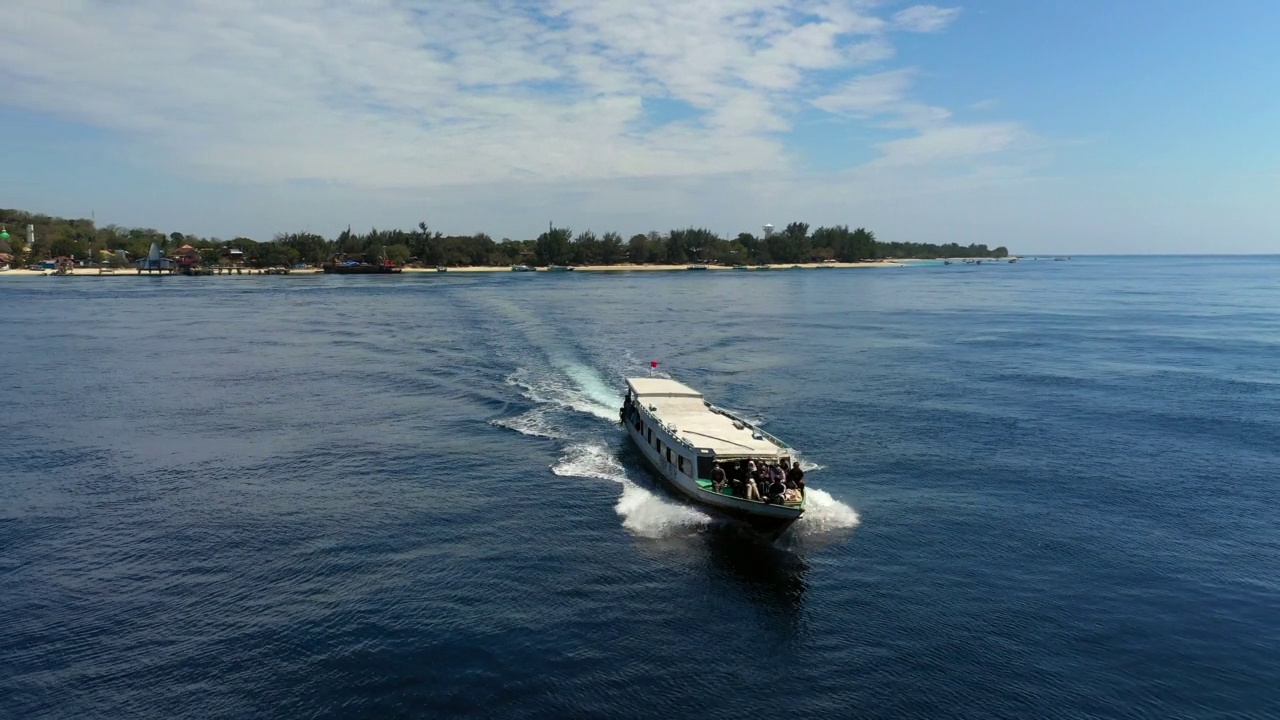 空中拍摄:海上航行的船-巴厘岛，Gili Trawangan视频素材