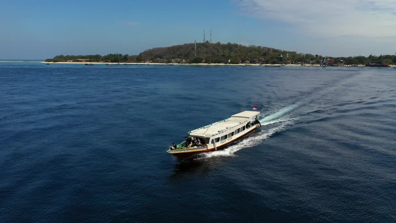 空中向后:航行在海上的船-巴厘岛，Gili Trawangan视频素材