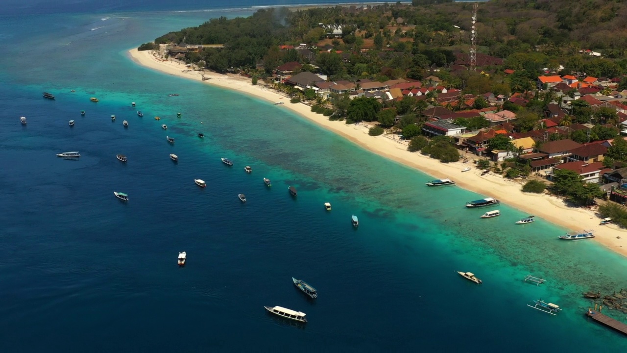 空中向后上升:海上船只在海滩-巴厘岛，Gili Trawangan视频素材