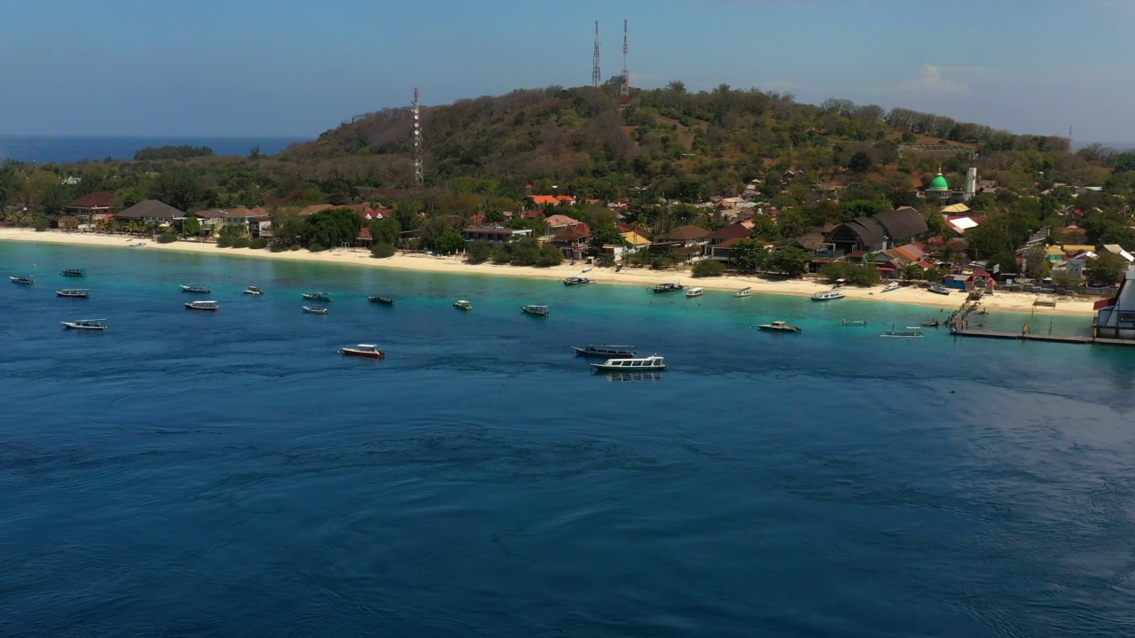 航拍:海上的船在海滩-巴厘岛，Gili Trawangan视频素材