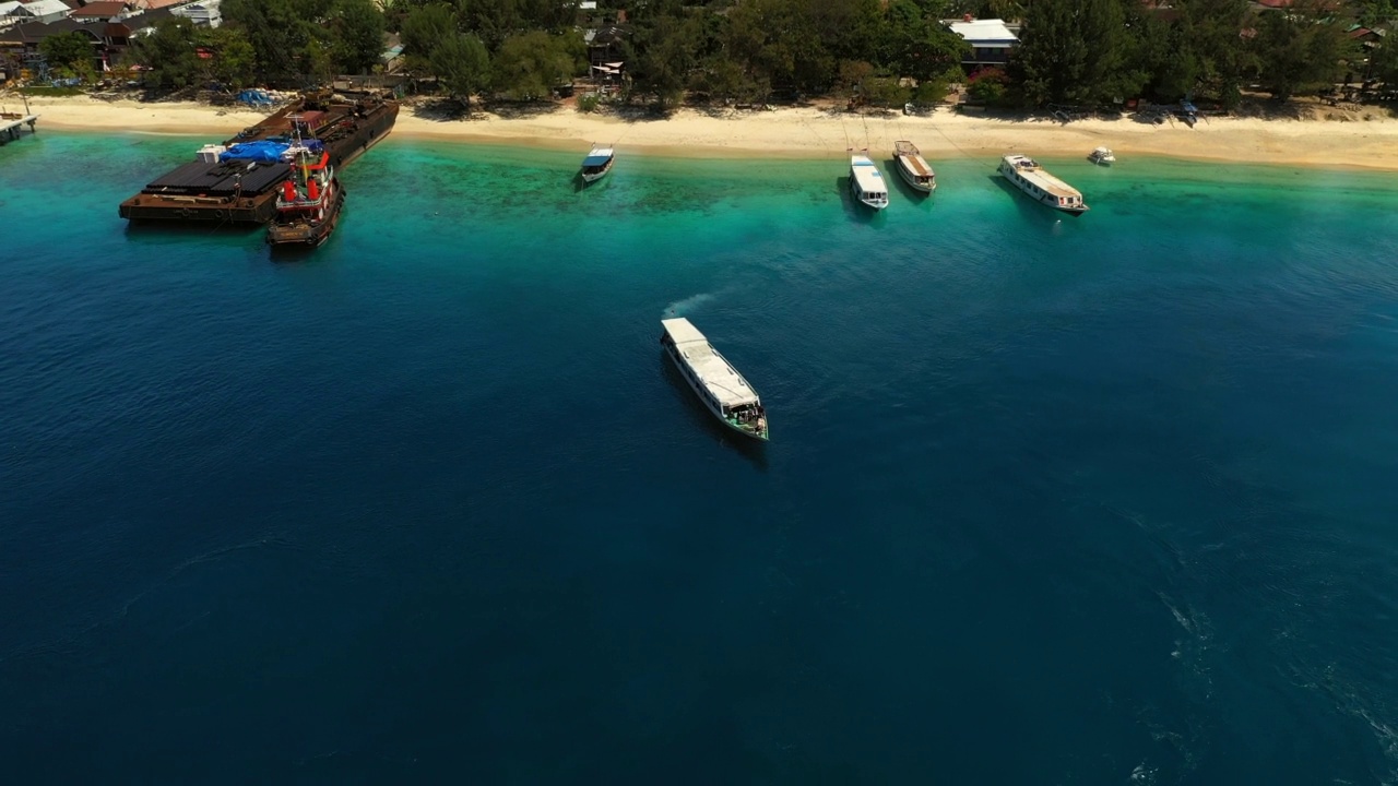 航拍:海上航行的船-巴厘岛，Gili Trawangan视频素材